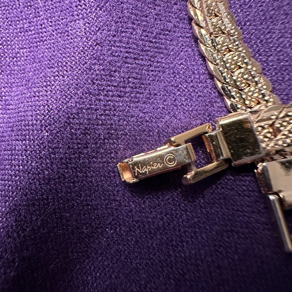 Napier gold tone bracelet doesn’t tarnish - Picture 3 of 4